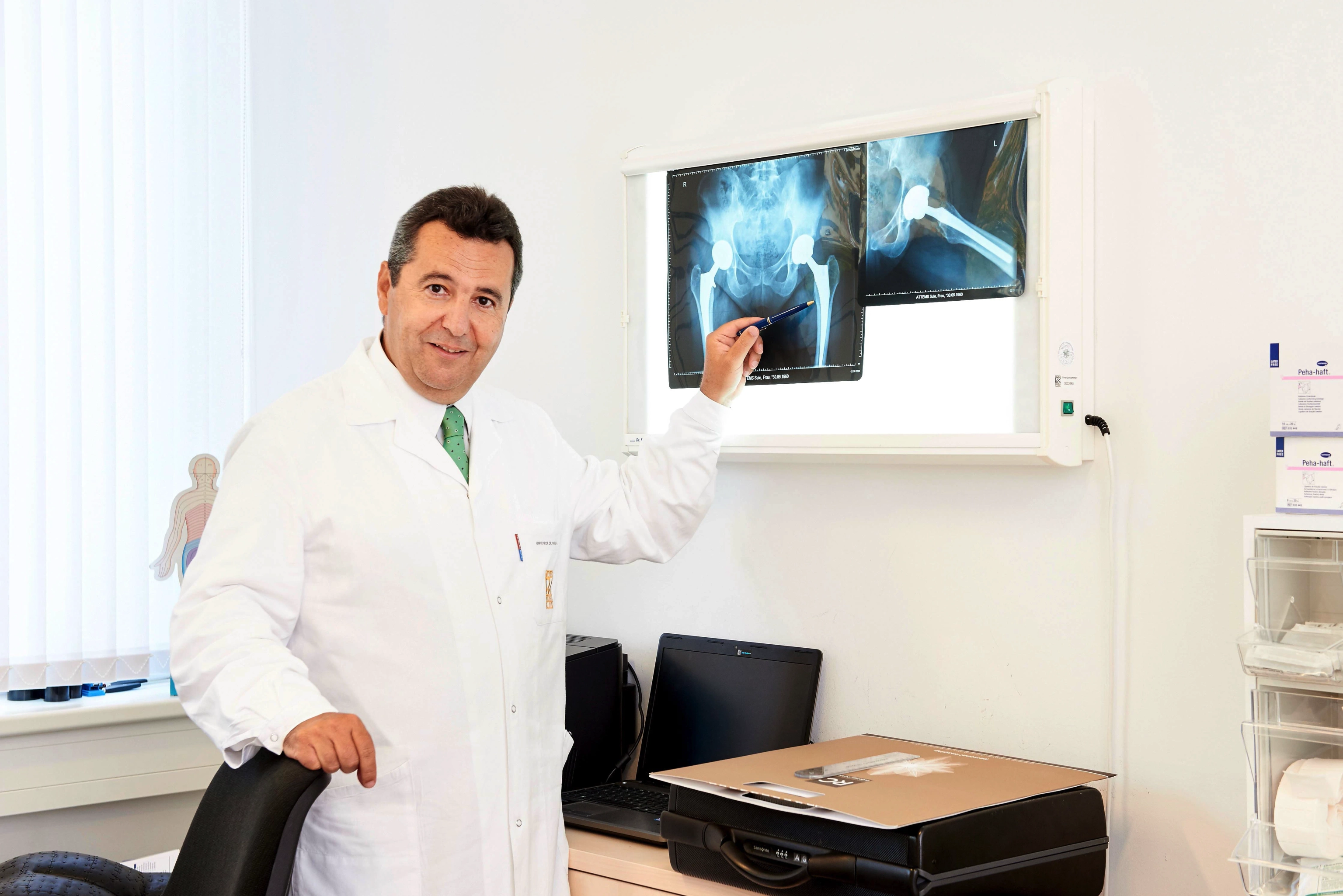 Dr. Alexander Giurea erklärt Knieprothesen-Modell