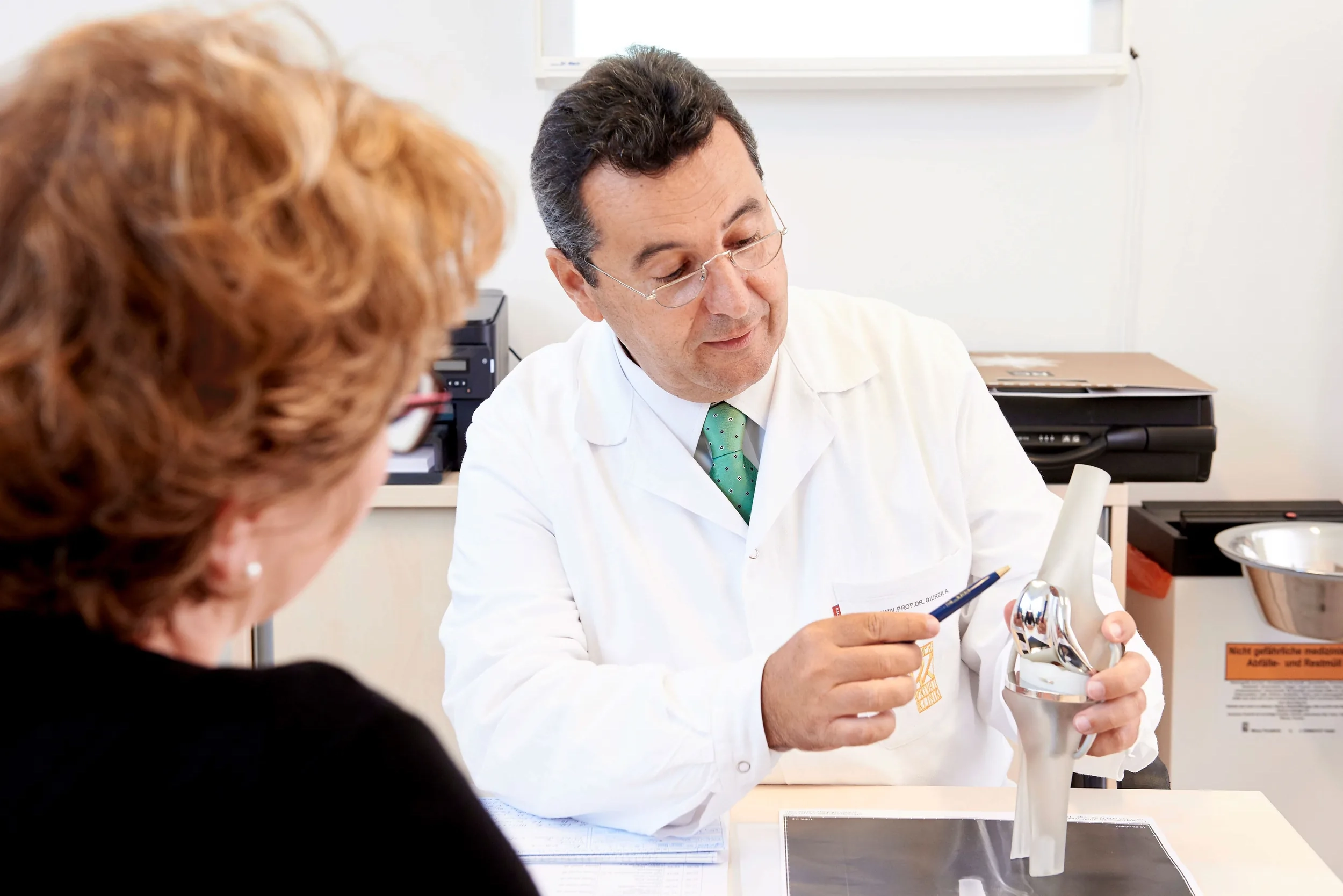 Dr. Alexander Giurea im Patientengespräch